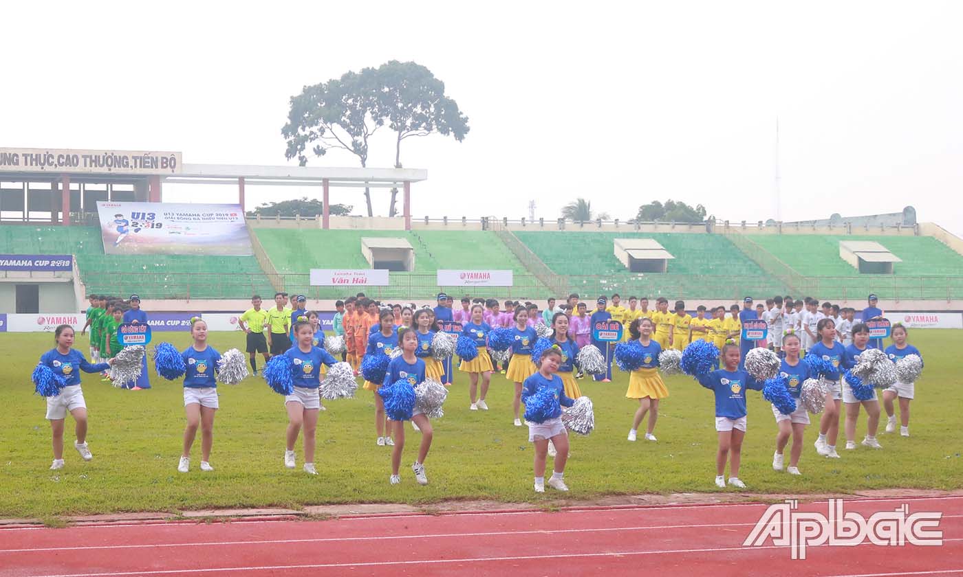 Lễ Khai mạc diễn ra khá sôi nổi.