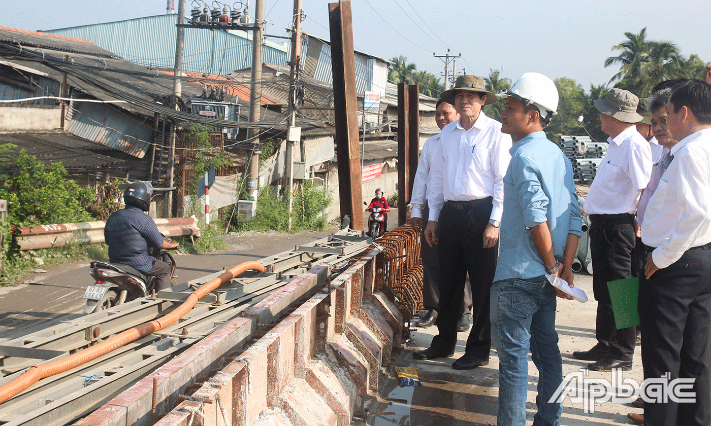 Chủ tịch UBND tỉnh kiểm tra tiến độ thi công cầu Cổ Chi (xã Tân Lý Đông, huyện Châu Thành).