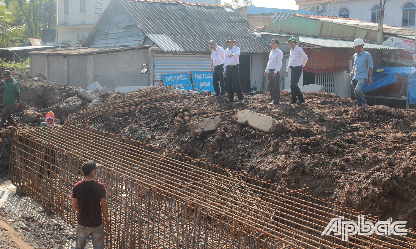 Cầu Lớn (xã Tân Hòa Thành, huyện Tân Phước) nằm trên Đường tỉnh 866, cầu có chiều dài 18,6 m.