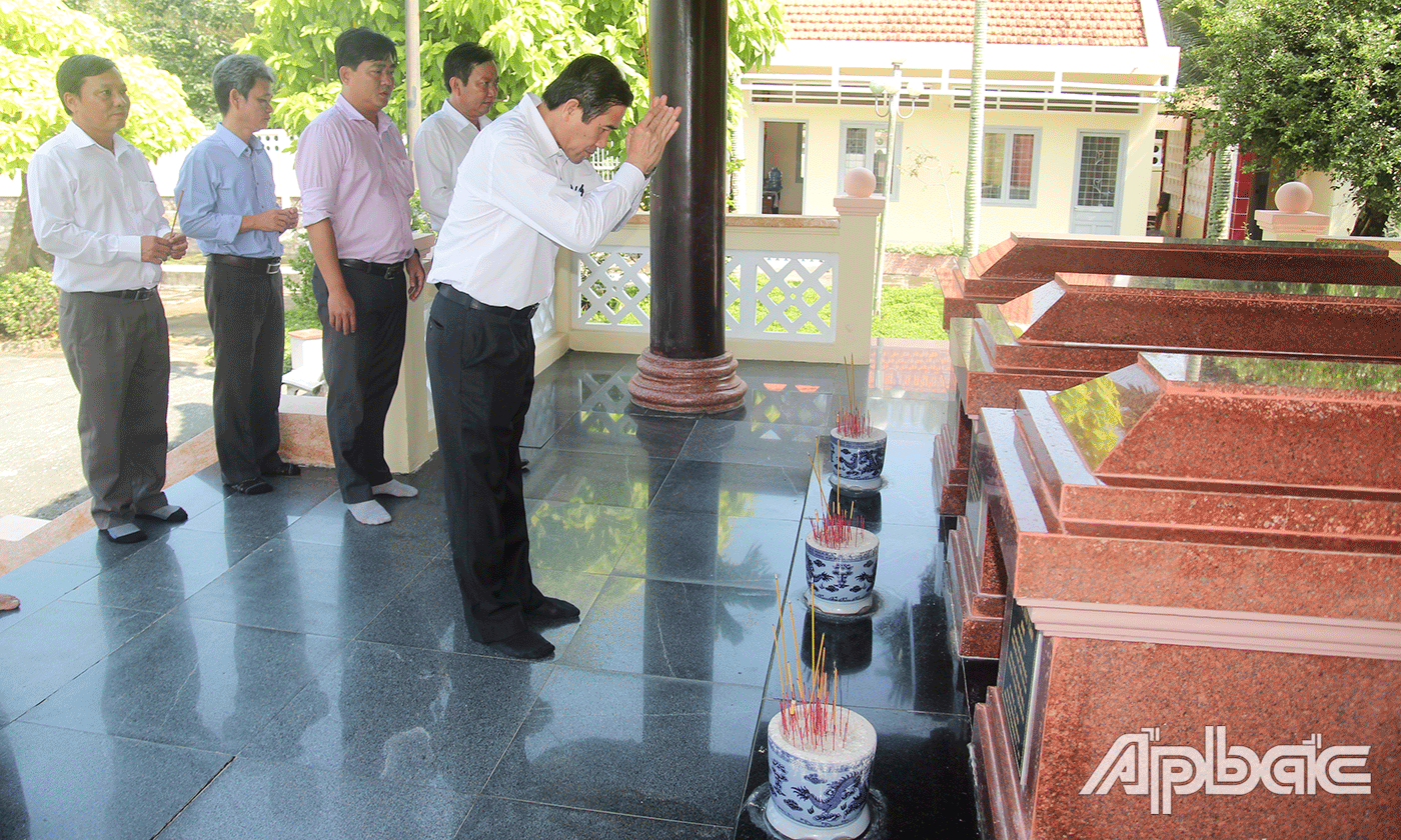 Đồng chí Lê Văn Hưởng thắp hương tại khu mộ 3 chiến sĩ gang thép (Khu Di tích Ấp Bắc, TX. Cai Lậy). 