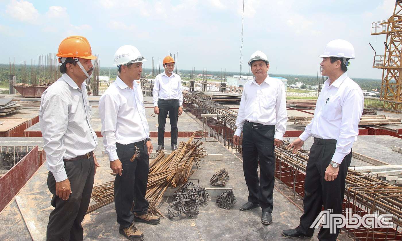 Đồng chí Lê Văn Hưởng kiểm tra tiến độ thi công Trung tâm hành chính công tỉnh Tiền Giang.