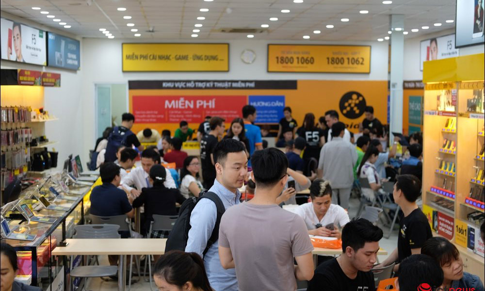 Khách hàng tập trung mua hàng tại một siêu thị điện thoại. Ảnh: Hải Đăng
