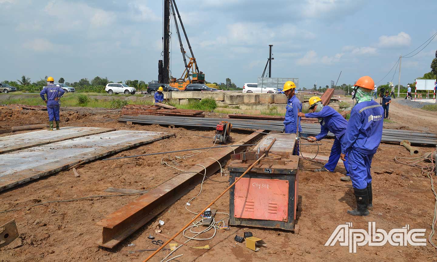Trên công trường đường cao tốc Trung Lương - Mỹ Thuận.