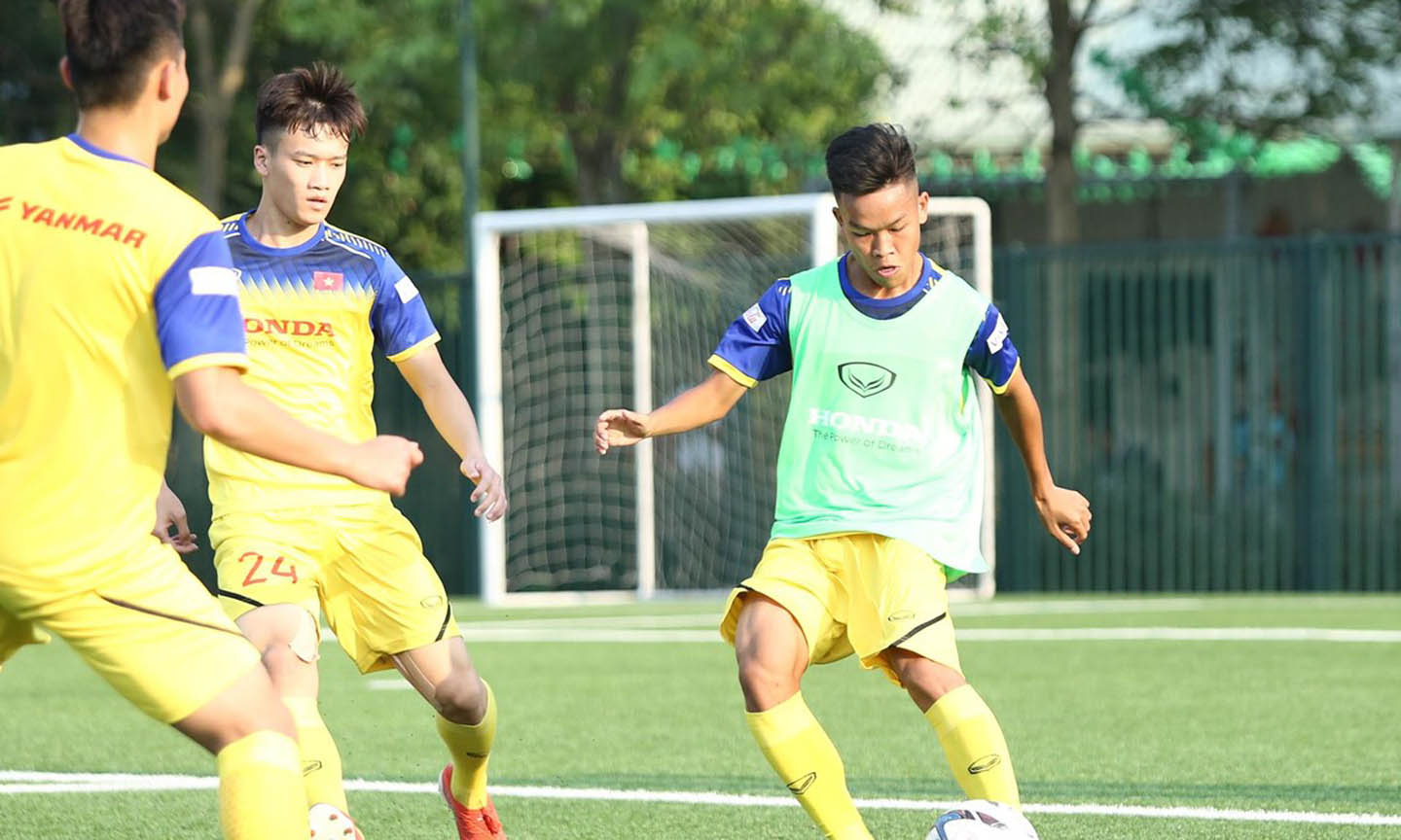 U22 Việt Nam đang dần thích nghi với việc thi đấu trên mặt sân cỏ nhân tạo khi SEA Games 30 cận kề. (Ảnh: Nguyên An)