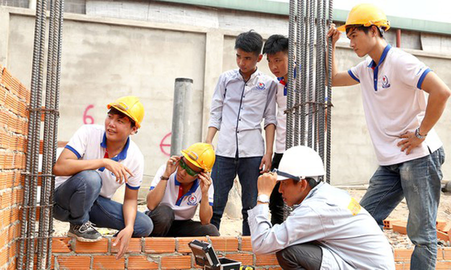 Sinh viên ngành xây dựng trong giờ học thực tế tại công trình.