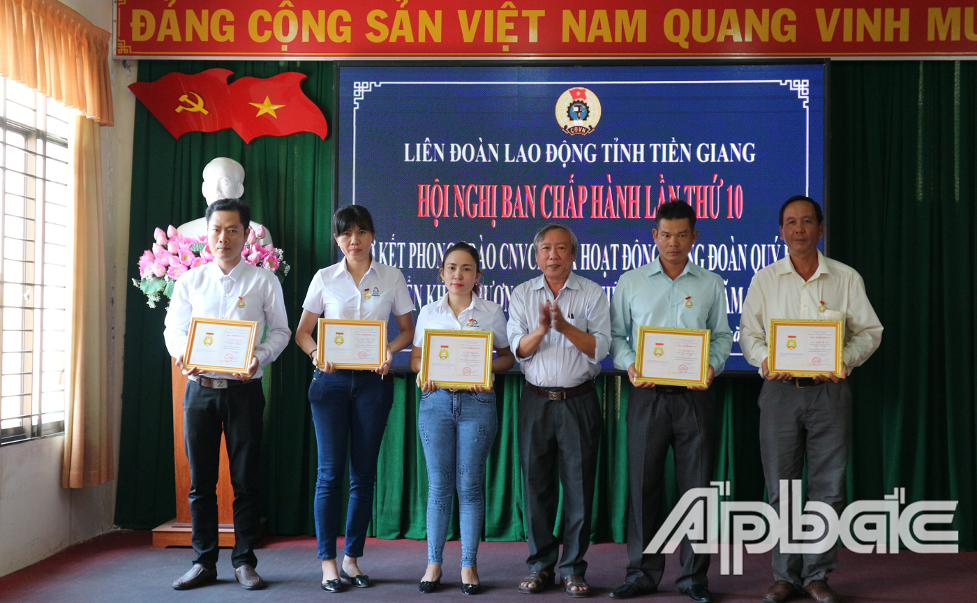 5 cá nhân đạt danh hiệu Lao động sáng tạo trong phong trào thi đua yêu nước năm 2019 được Tổng LĐLĐ Việt Nam tặng Bằng khen