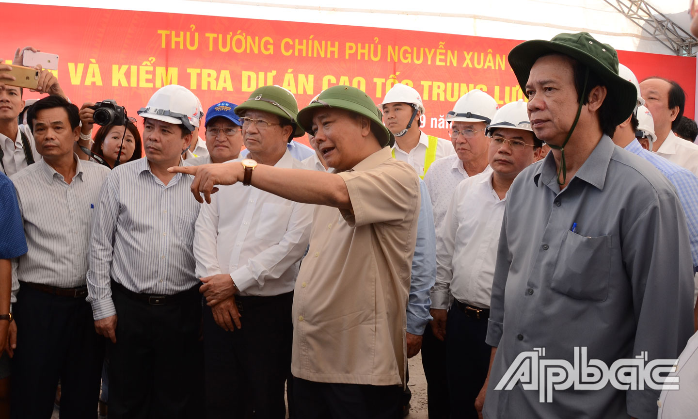 Thủ tướng Nguyễn Xuân Phúc kiểm tra tiến độ Dự án đường cao tốc Trung Lương - Mỹ Thuận.