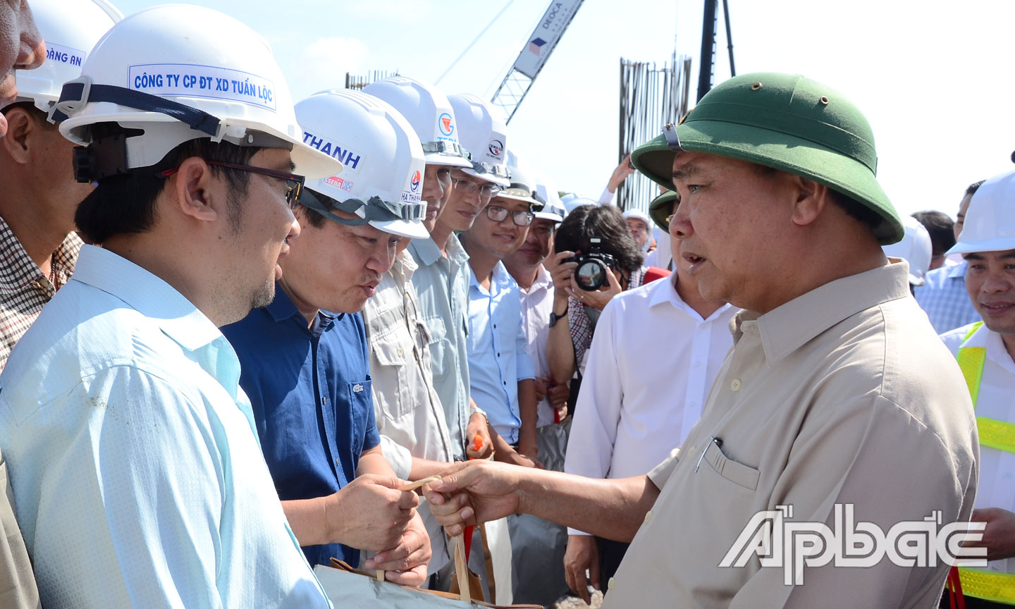 Thủ tướng Nguyễn Xuân Phúc tặng quà, thăm hỏi công nhân tại công trường Dự án đường cao tốc Trung Lương - Mỹ Thuận.