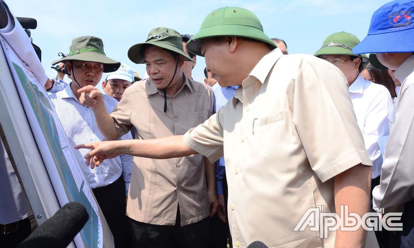 Thủ tướng Nguyễn Xuân Phúc khảo sát tình hình xói lở đê biển Gò Công.