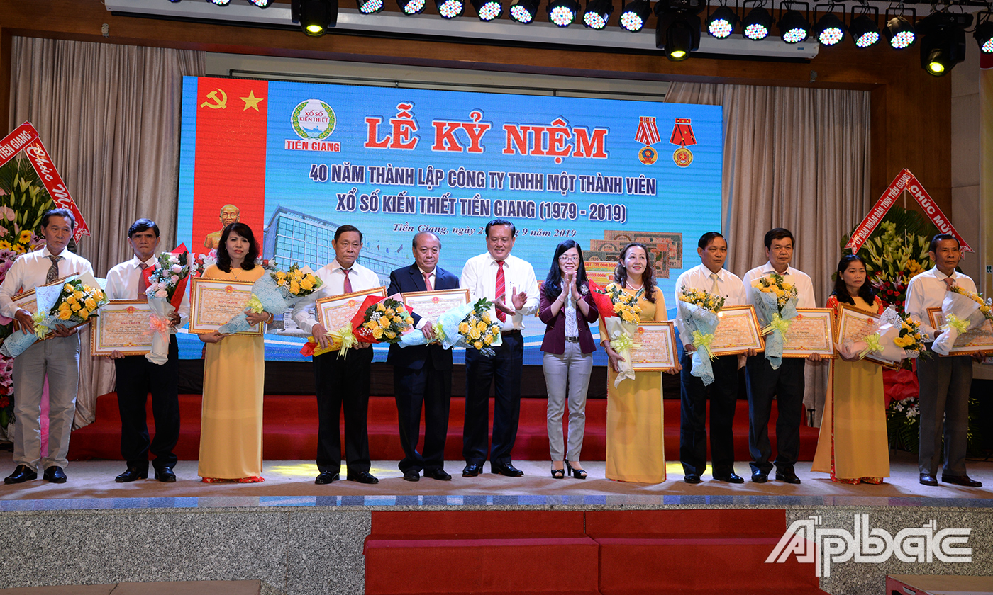Lãnh đạo tỉnh trao Bằng khen của UBND tỉnh cho các đại lý và nhân viên của Công ty.