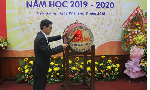 PGS.TS Võ Ngọc Hà, Hiệu trưởng nhà trường đánh trống khai giảng năm học mới.