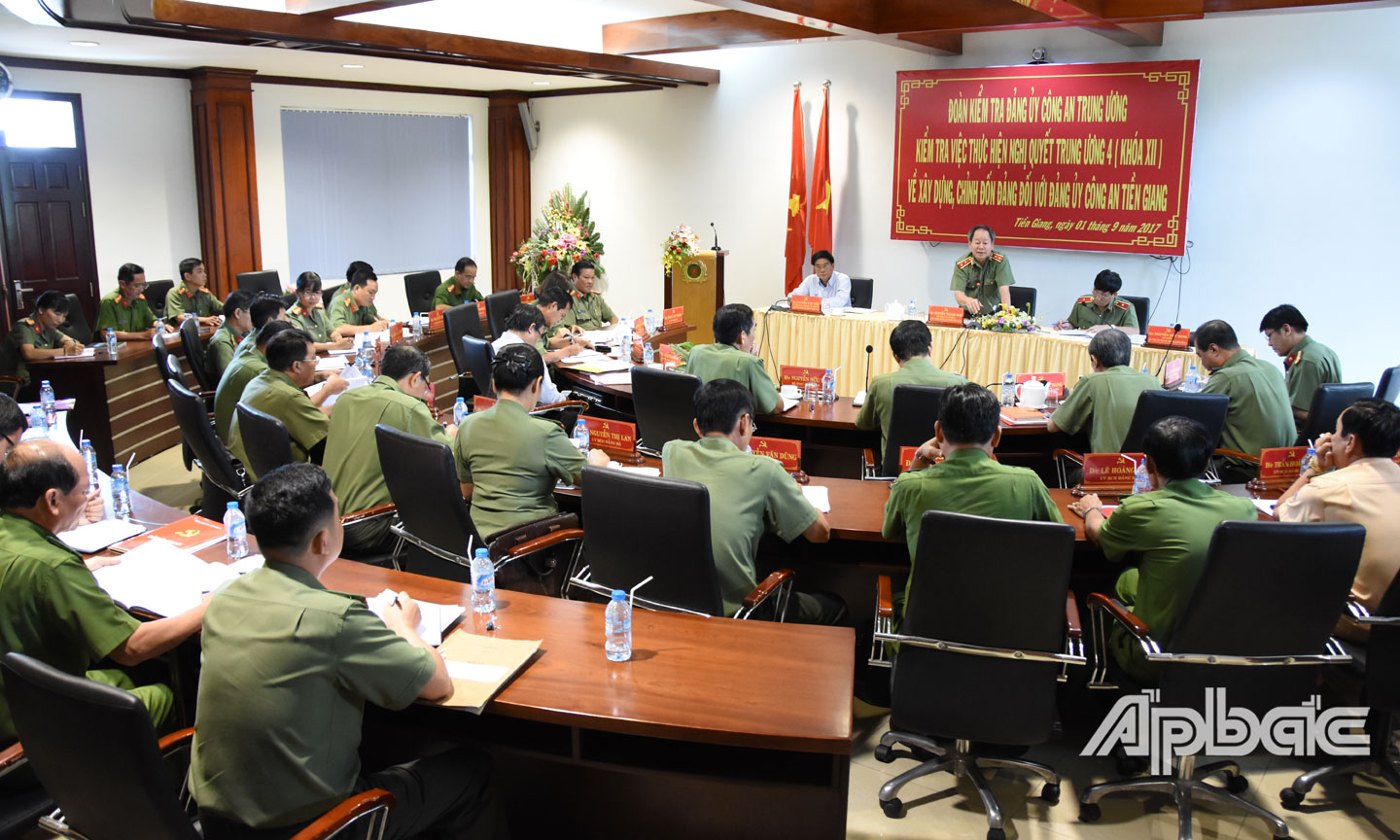Đảng ủy Công an Trung ương kiểm tra việc thực hiện Nghị quyết Trung ương 4 khóa XII tại Đảng bộ Công an Tiền Giang. 		Ảnh: TRỌNG TÍN
