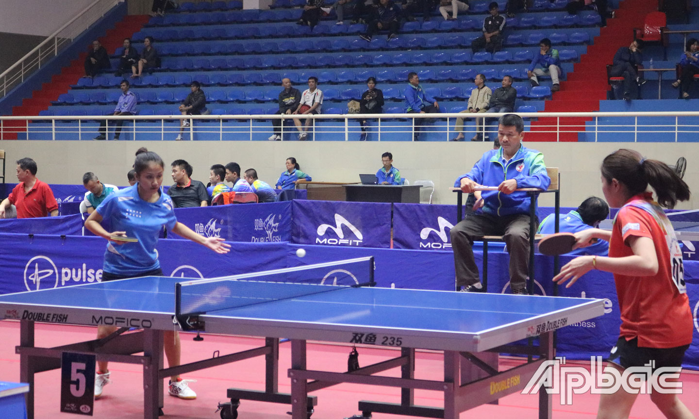  VĐV Trần Nguyễn Bảo Thi (bên trái) của đội Tiền Giang thi đấu tại Đại hội Thể thao toàn quốc lần thứ VIII.