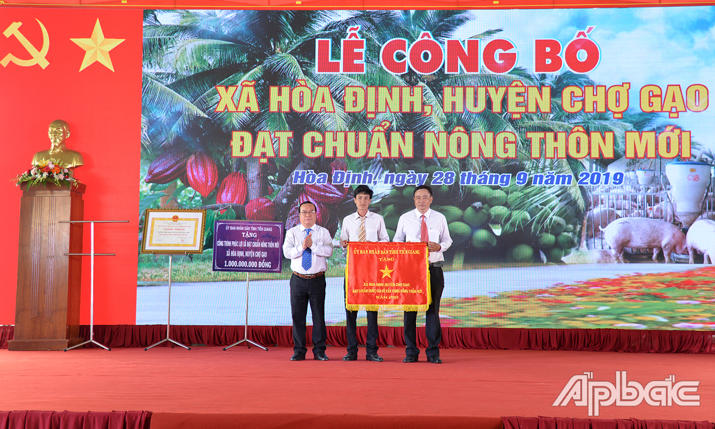 Trao cờ thi đua cho xã Hòa Định
