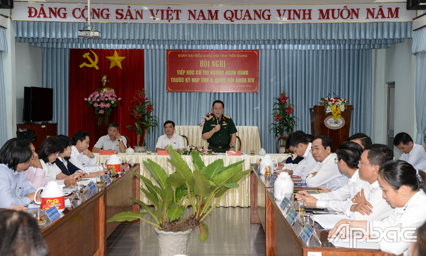 Thượng tướng Nguyễn Trọng Nghĩa, Uỷ viên BCH Trung ương Đảng, Phó Chủ nhiệm Tổng Cục Chính trị - Quân đội Nhân dân Việt Nam, Uỷ viên Uỷ ban Quốc phòng và an ninh của Quốc hội khoá XIV phát biểu ý kiến.