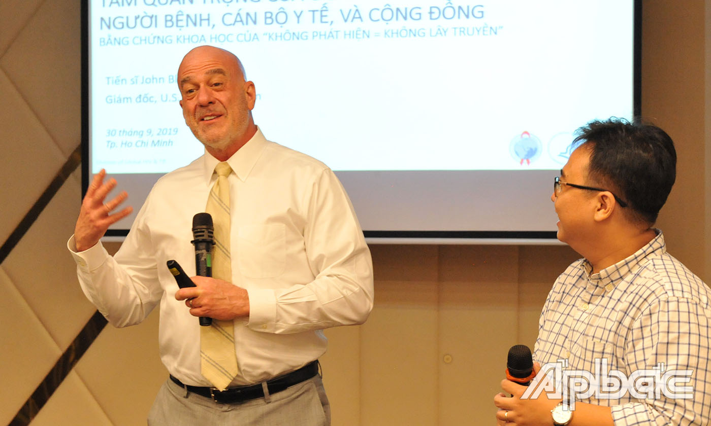 Tiến sĩ John Blandford, Giám đốc Trung tâm Kiểm soát và phòng chống bệnh tật Hoa Kỳ tại Việt Nam