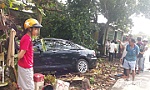 Ô tô tông xe máy rồi lao vào nhà dân