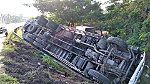 Xe tải tông sập dải taluy, lật ngang xuống dốc cầu Kinh Xáng