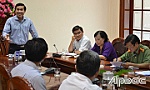 Vận động gia đình bà Mười đưa người ra khỏi công trình xây dựng