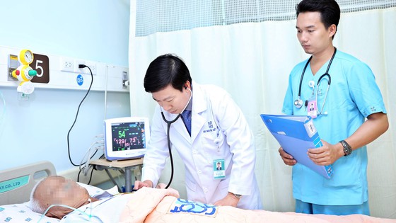 Một bệnh nhân nhập viện do uống thuốc không rõ nguồn gốc mua trên mạng, được điều trị tại khoa cấp cứu BV Đại học Y dược TPHCM.                                    Ảnh: THÀNH AN