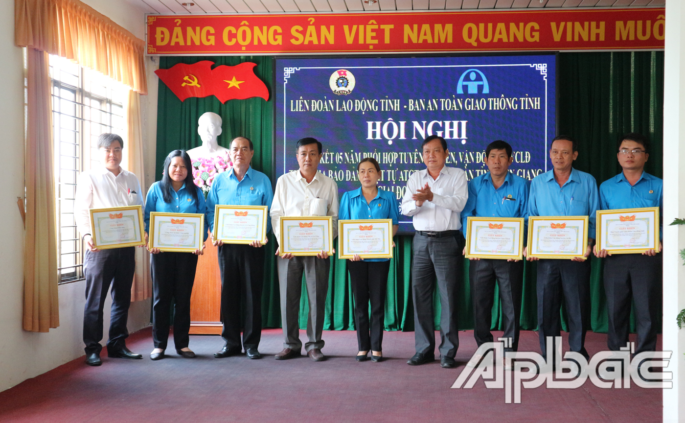 Trao giấy chứng nhận NHTT 