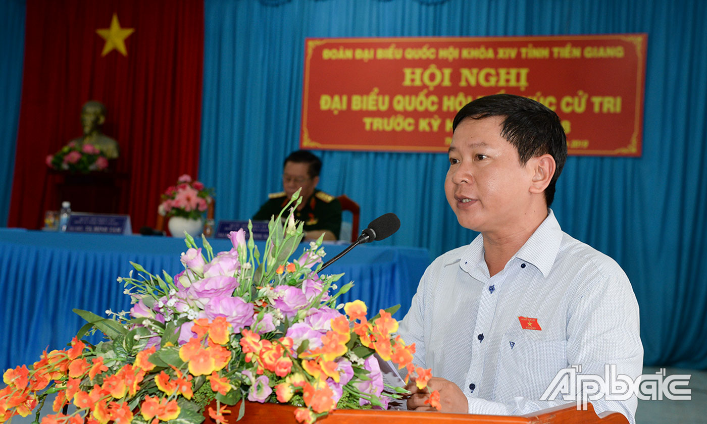 Đại biểu Tạ Minh Tâm, Phó Chủ tịch Hội Nông dân tỉnh, Ủy viên Ủy ban Tư pháp của Quốc Hội khóa XIV thông tin đến cử tri về dự kiến chương trình kỳ họp lần thứ 8, Quốc hội khóa XIV