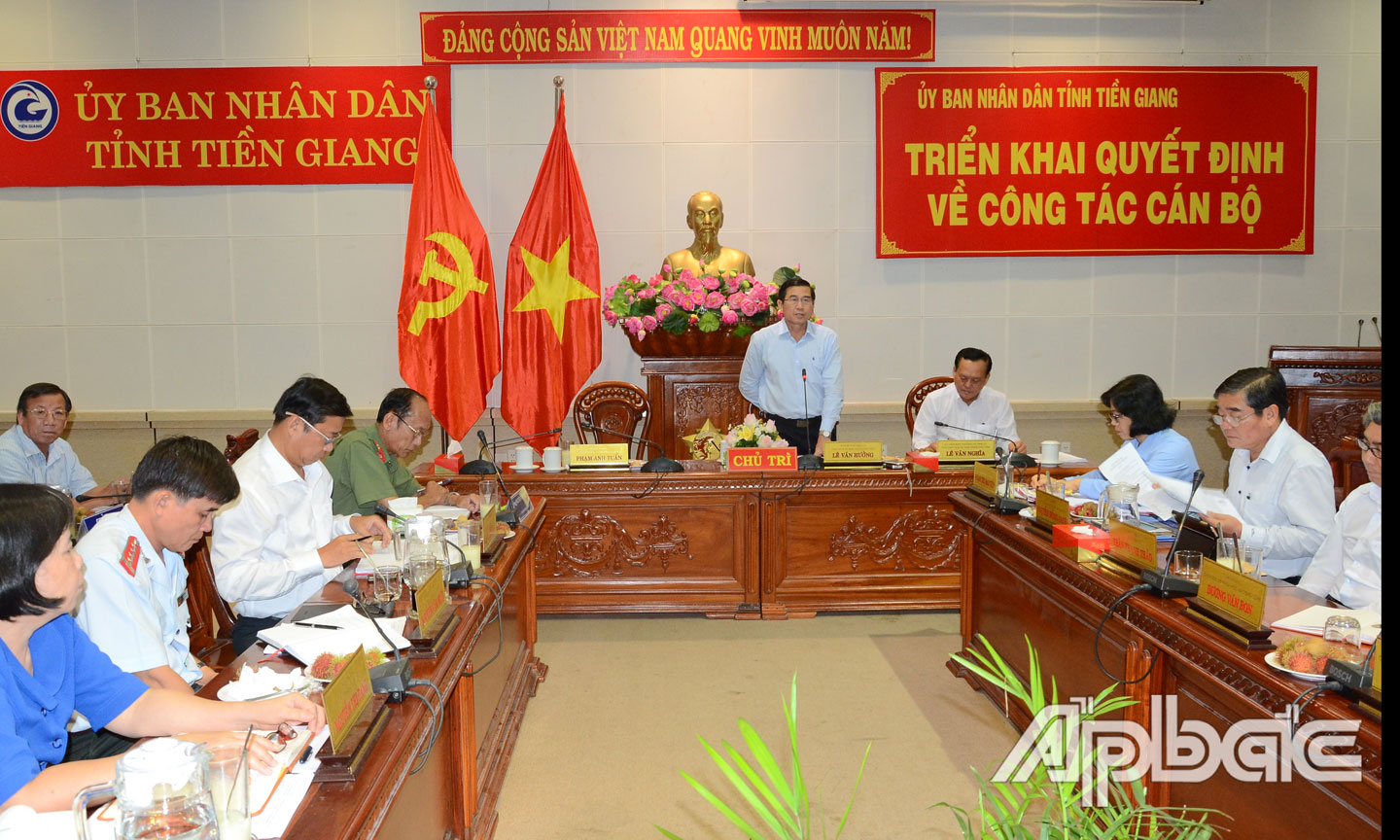 Chủ tịch UBND tỉnh Lê Văn Hưởng phát biểu tại phiên họp.