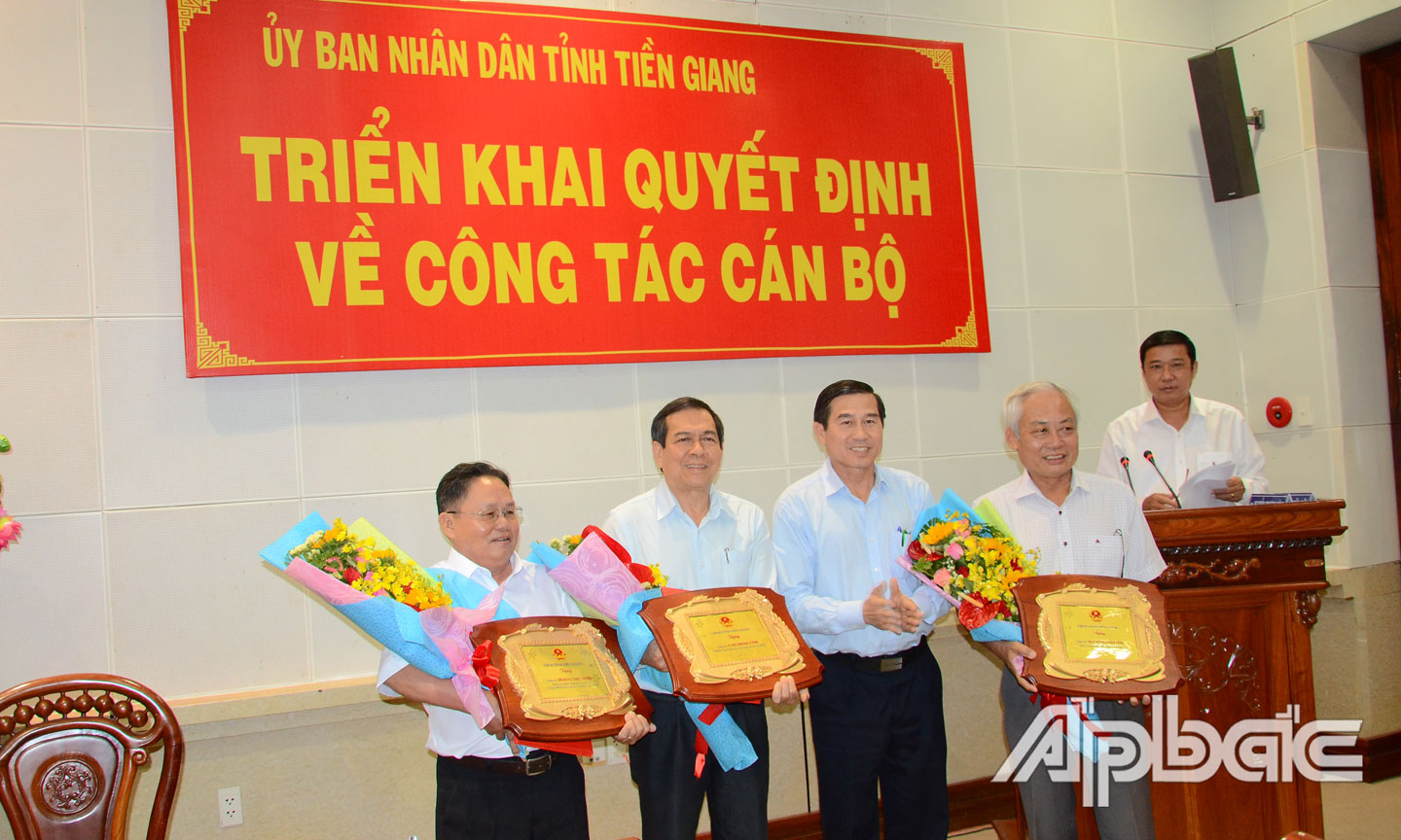 Chủ tịch UBND tỉnh Lê Văn Hưởng trao quyết định nghỉ hưu theo chế độ cho các đồng chí Cao Minh Tâm, Nguyễn Văn Công, Hoàng Như Nghị.
