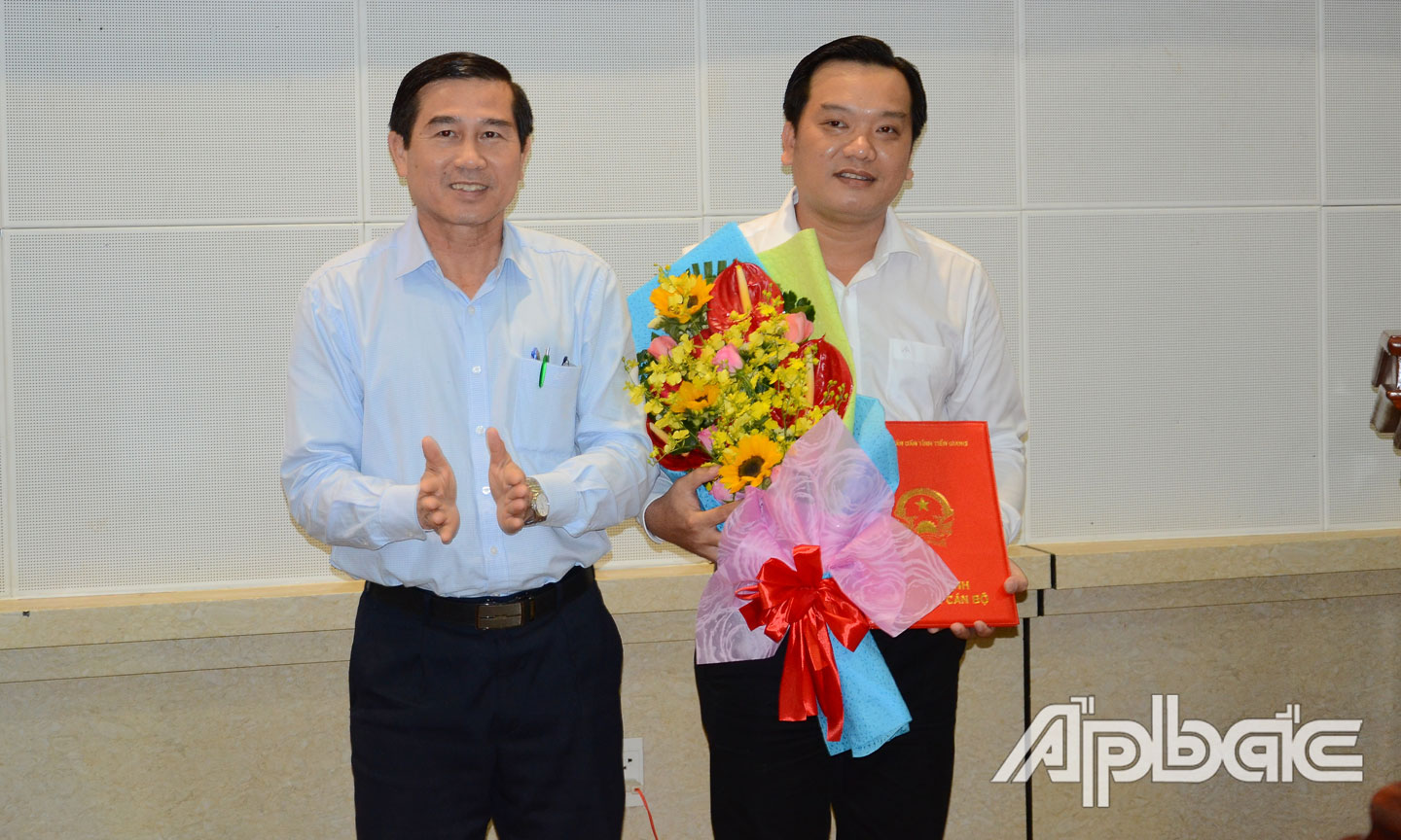Chủ tịch UBND tỉnh Lê Văn Hưởng trao quyết định bổ nhiệm công tác cán bộ cho đồng chí Nguyễn Nhật Trường.