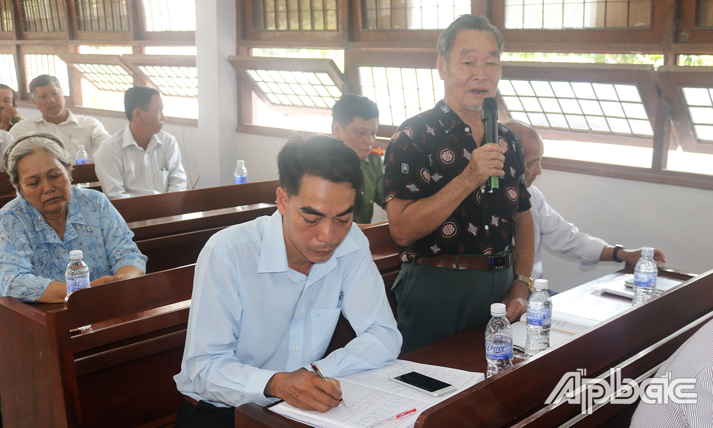 Cử tri xã Thạnh Mỹ phát biểu ý kiến.