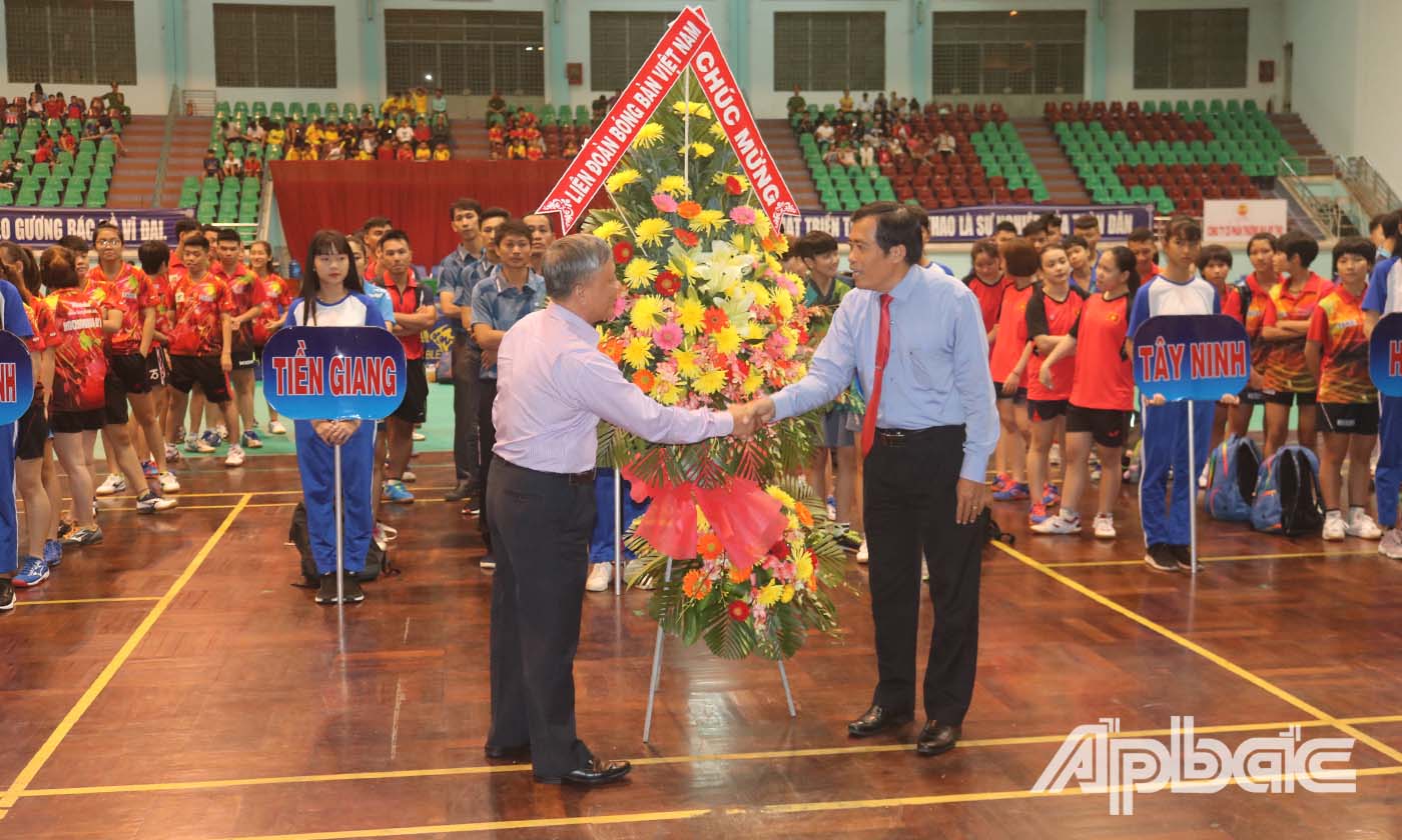 Đại diện Liên đoàn Bóng bàn Việt Nam tặng hoa chúc mừng Sở Văn hóa - Thể thao & Du lịch tỉnh Tiền Giang.