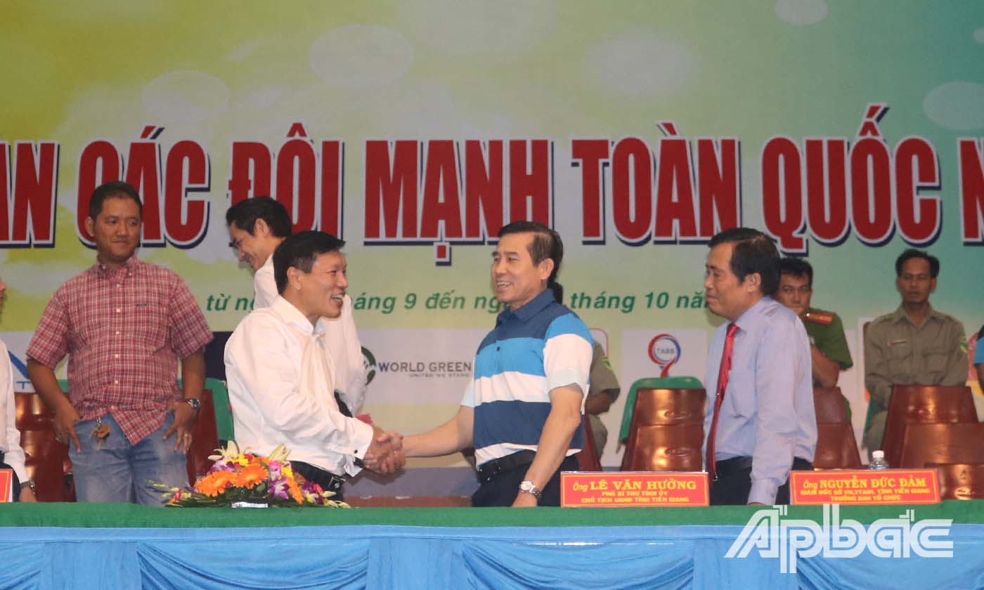 Đồng chí Lê Văn Hưởng, Phó Bí thư Tỉnh ủy, Chủ tịch UBND tỉnh Tiền Giang (thứ hai từ phải sang) trao đổi với đồng chí Vũ Thái Hồng