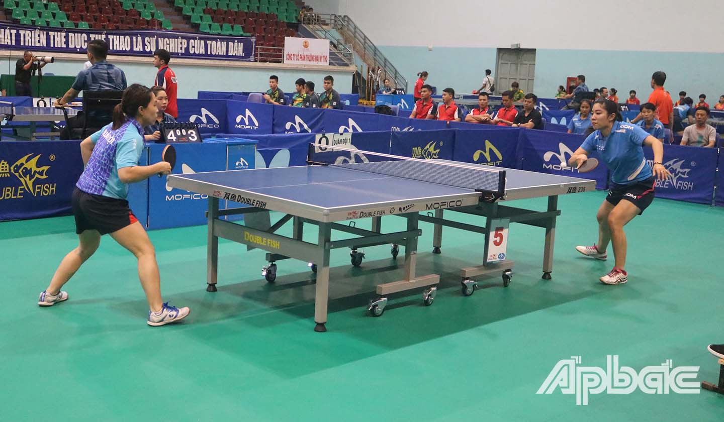 Các VĐV thi đấu trong đêm khai mạc.