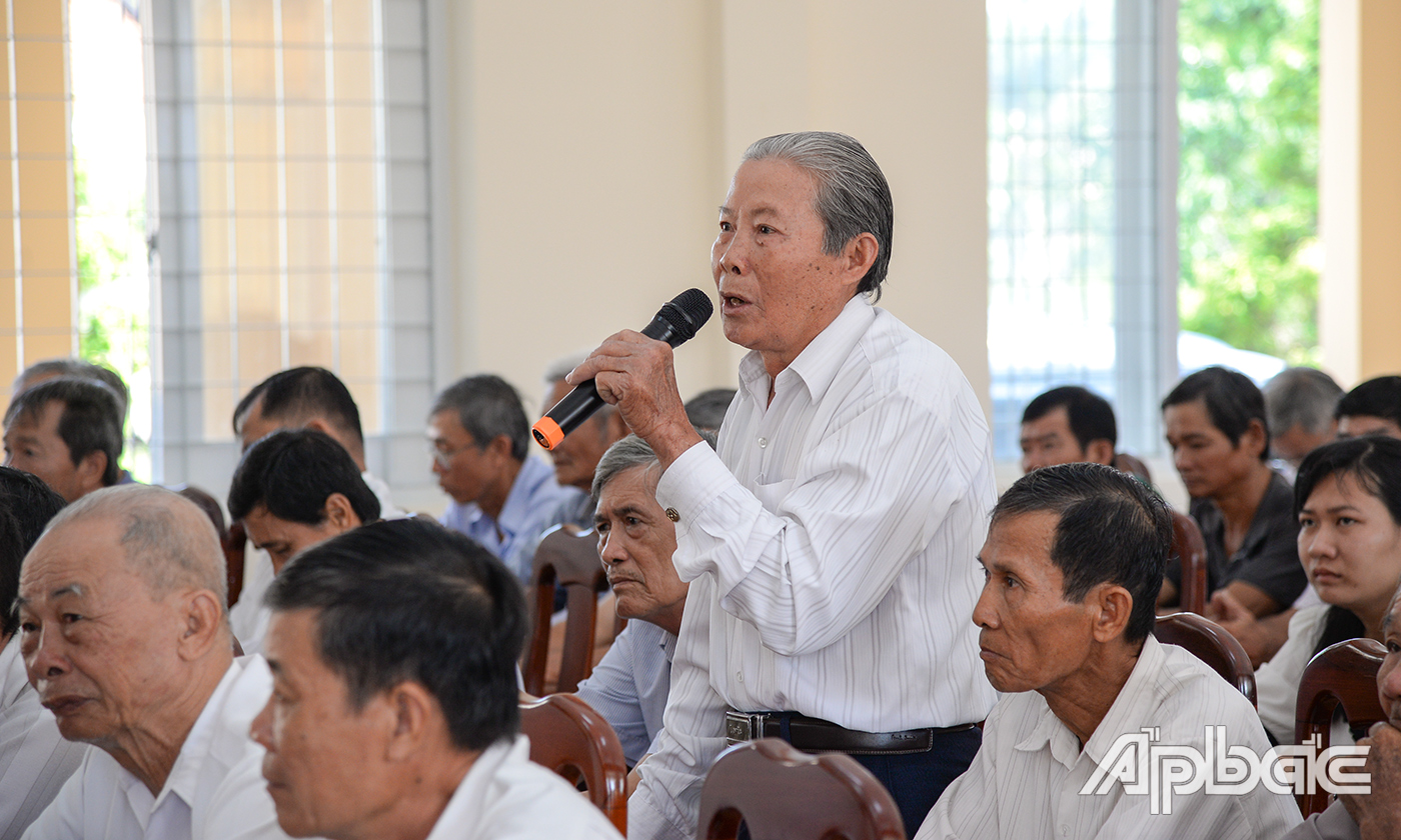 Cử tri huyện Gò Công Tây phát biểu ý kiến.
