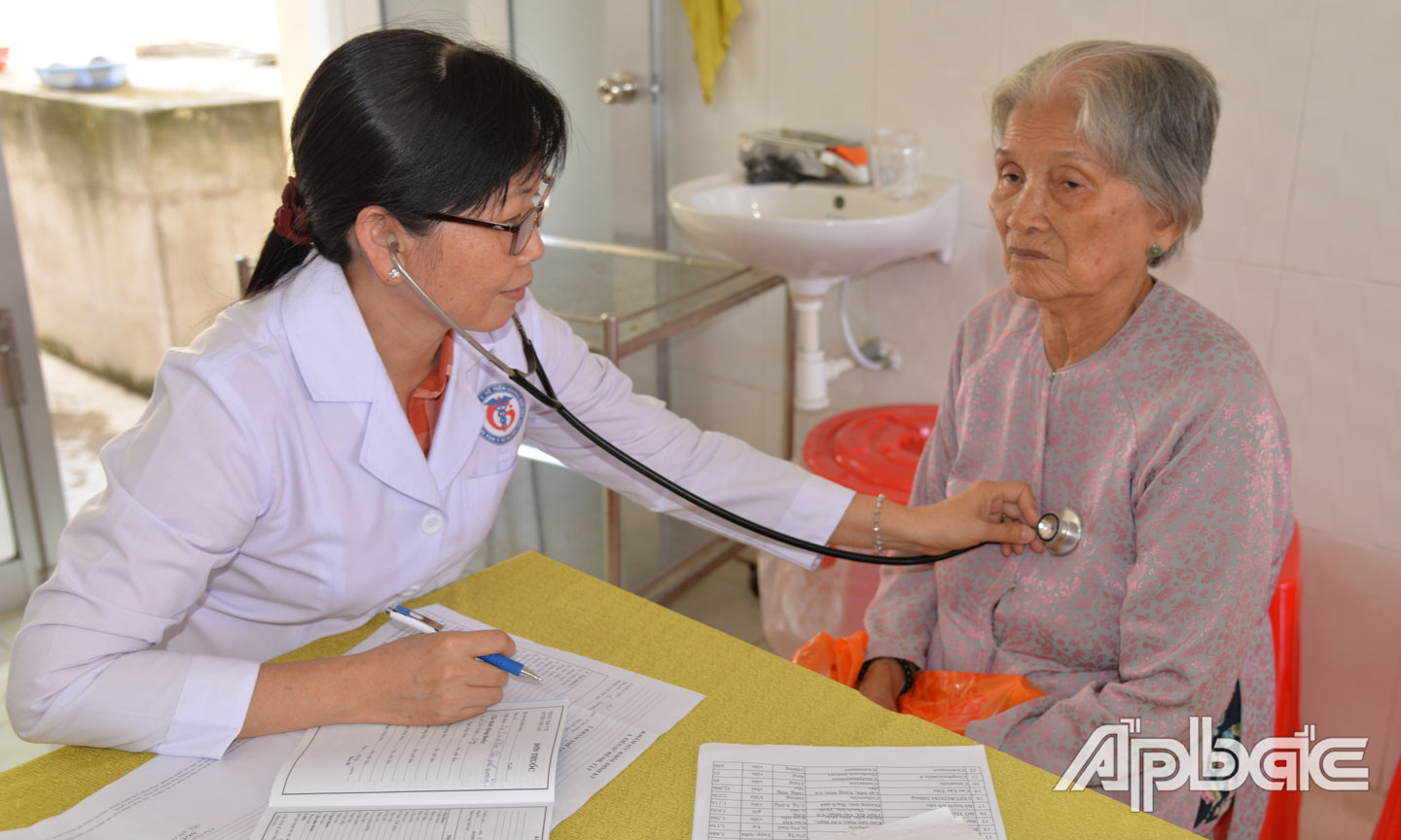 Những người cao tuổi là đối tượng cần phải tầm soát ung thư đại tràng. 