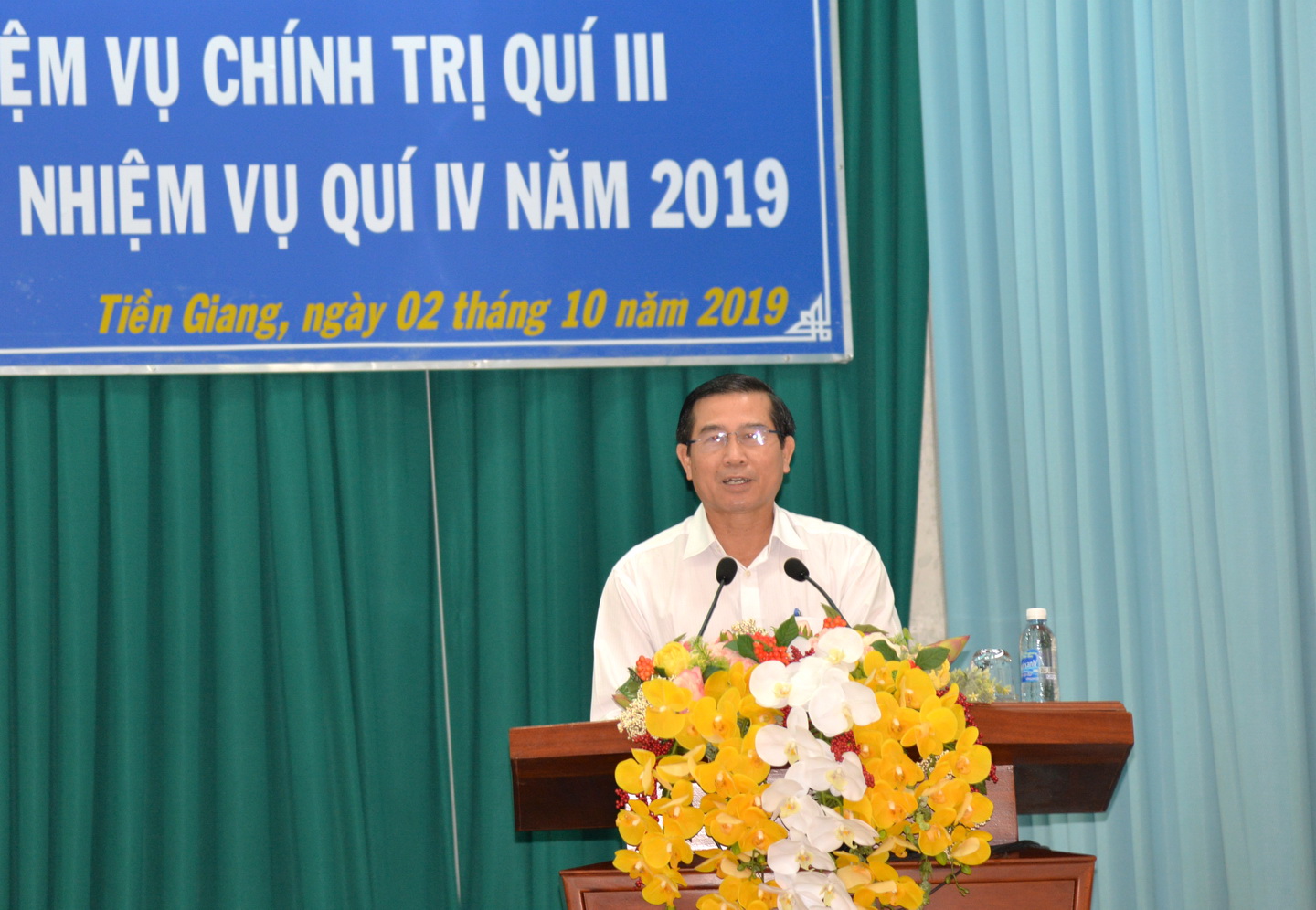 Chủ tịch UBND tỉnh Lê Văn Hưởng làm rõ những vấn đề về phát triển kinh tế xã hội của tỉnh