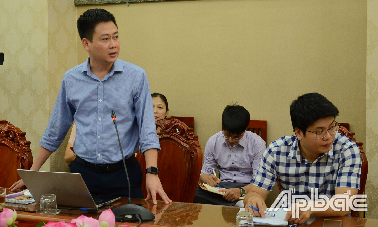 Nhà đầu tư phát biểu ý kiến.