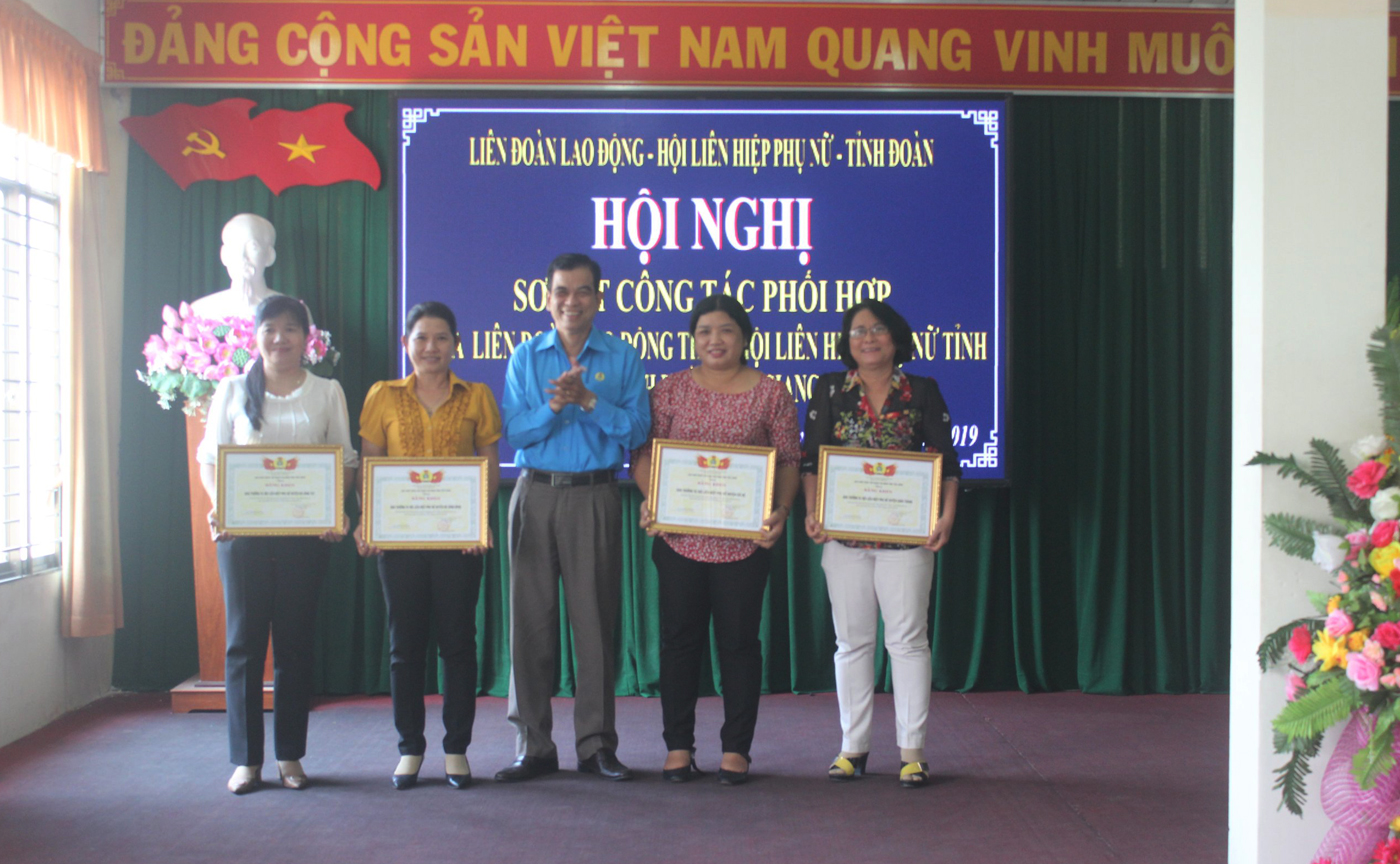 Các tập thể có thành tích xuất sắc trong công tác phối hợp được trao tặng  Bằng khen