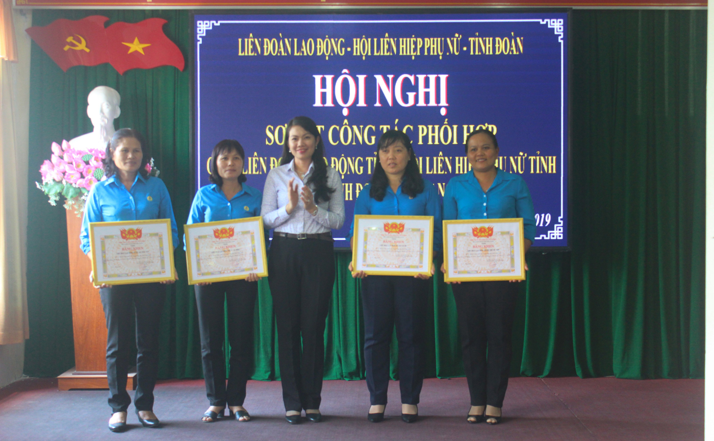 Các tập thể có thành tích xuất sắc trong công tác phối hợp được trao tặng  Bằng khen