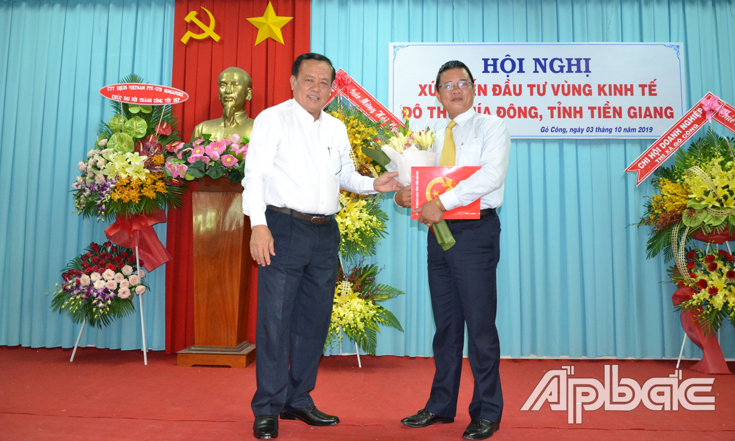 Phó Chủ tịch Thường trực UBND tỉnh Lê Văn Nghĩa trao quyết định phê duyệt kết quả sơ tuyển lựa chọn nhà đầu tư Dự án đường Trương Định và Khu dân cư 2 bên đường giai đoạn 3 cho nhà đầu tư.