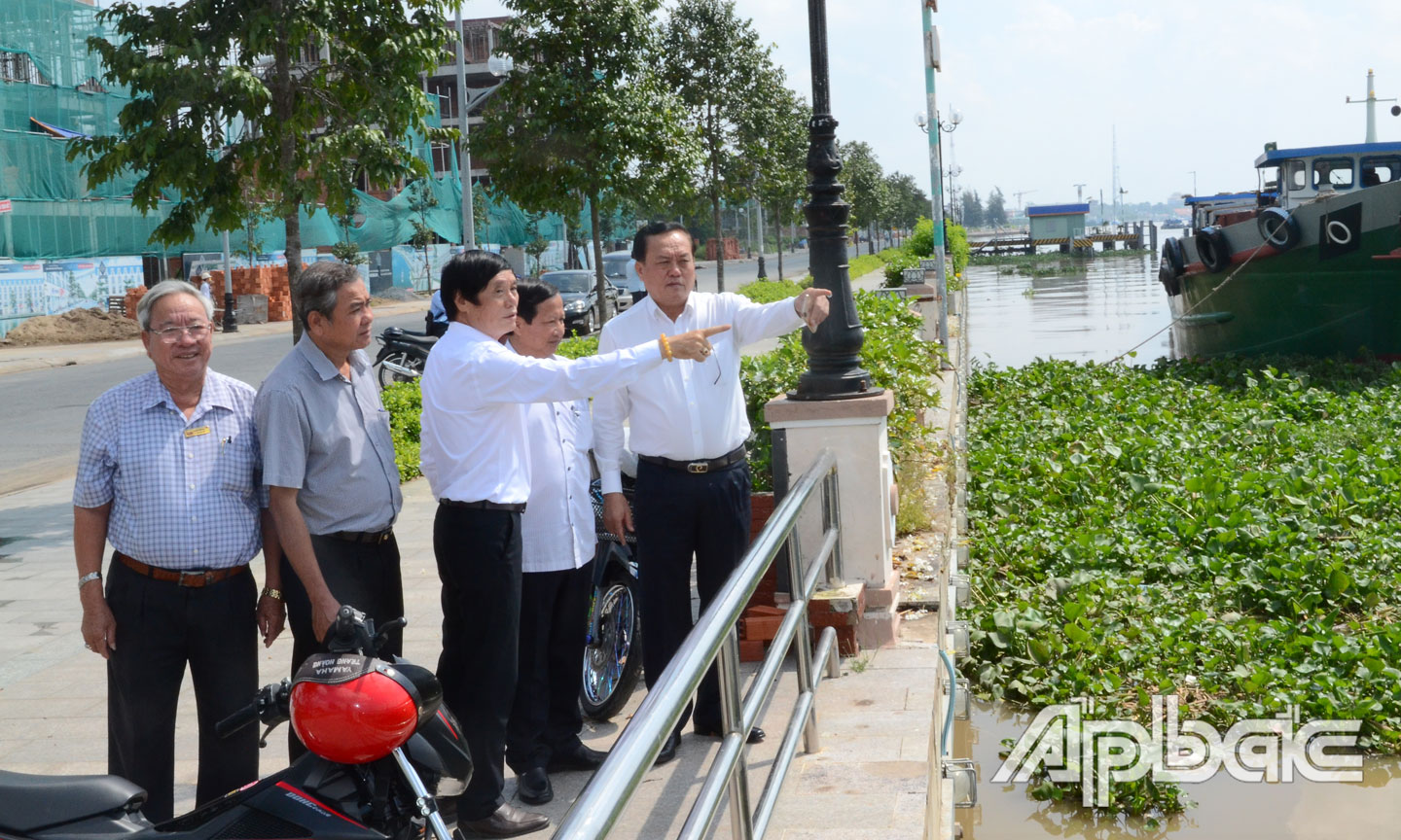 Lãnh đạo tỉnh thăm nơi neo đậu phương tiện của HTX Rạch Gầm.