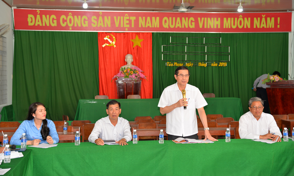 Đồng chí Lê Văn Hưởng phát biểu tại buổi làm việc với UBND xã Tân Phong.
