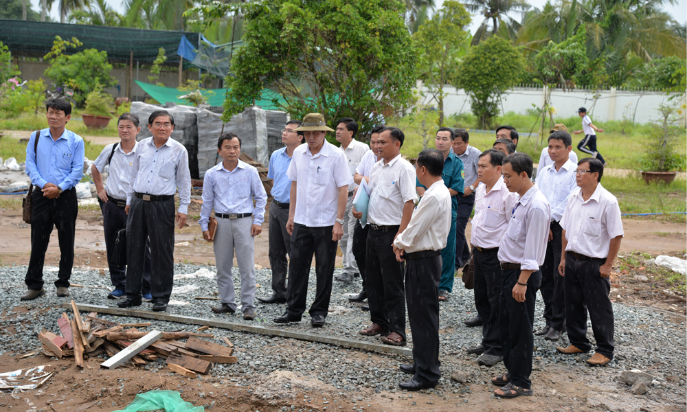 Đồng chí Lê Văn Hưởng cùng lãnh đạo các sở, ngành kiểm tra công trình Trường THCS Phú Phong.