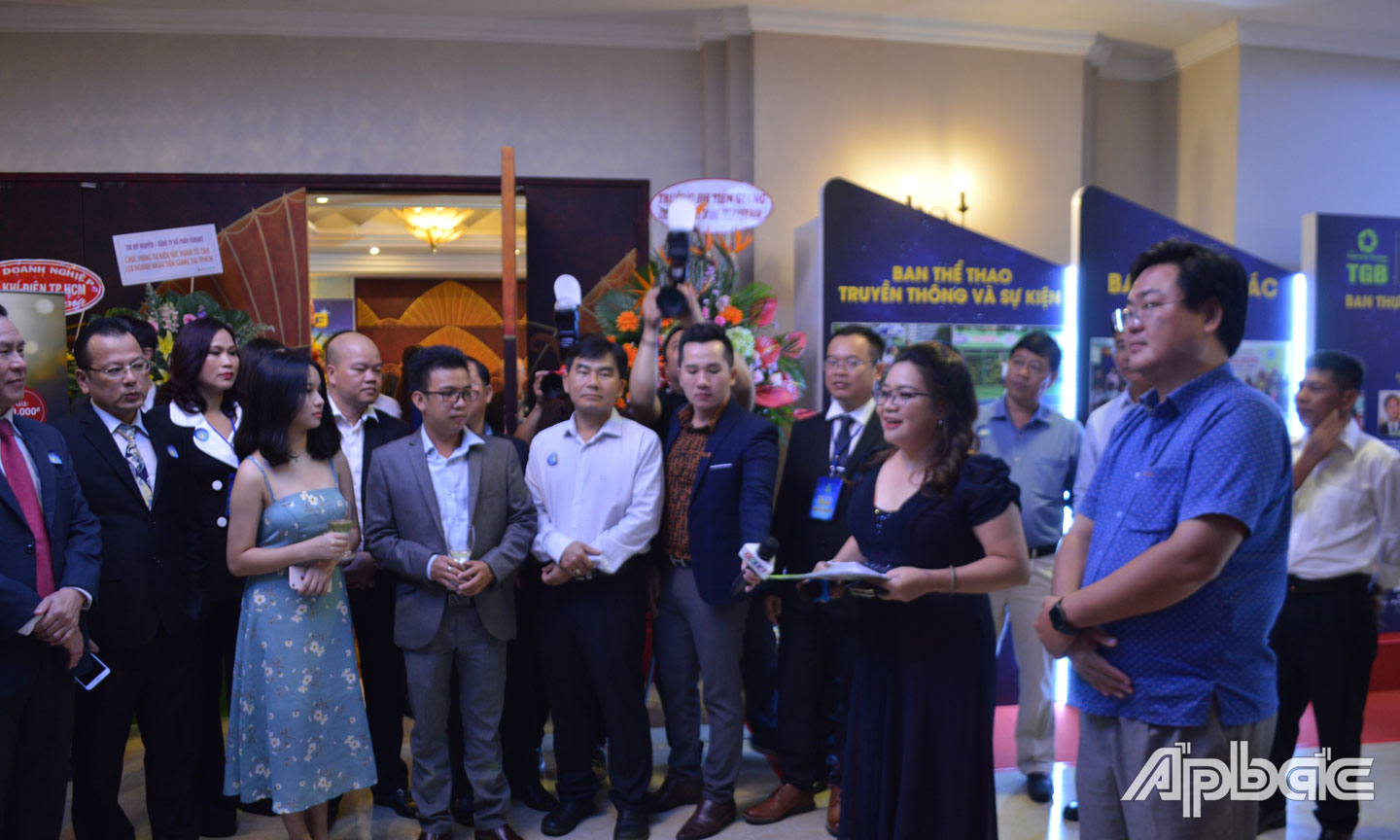Các đại biểu tham quan các gian hàng của doanh nghiệp.