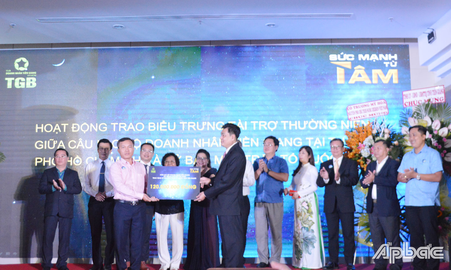 TGB trao tặng 120 triệu đồng cho UBMTTQ tỉnh Tiền Giang thực hiện an sinh xã hội.
