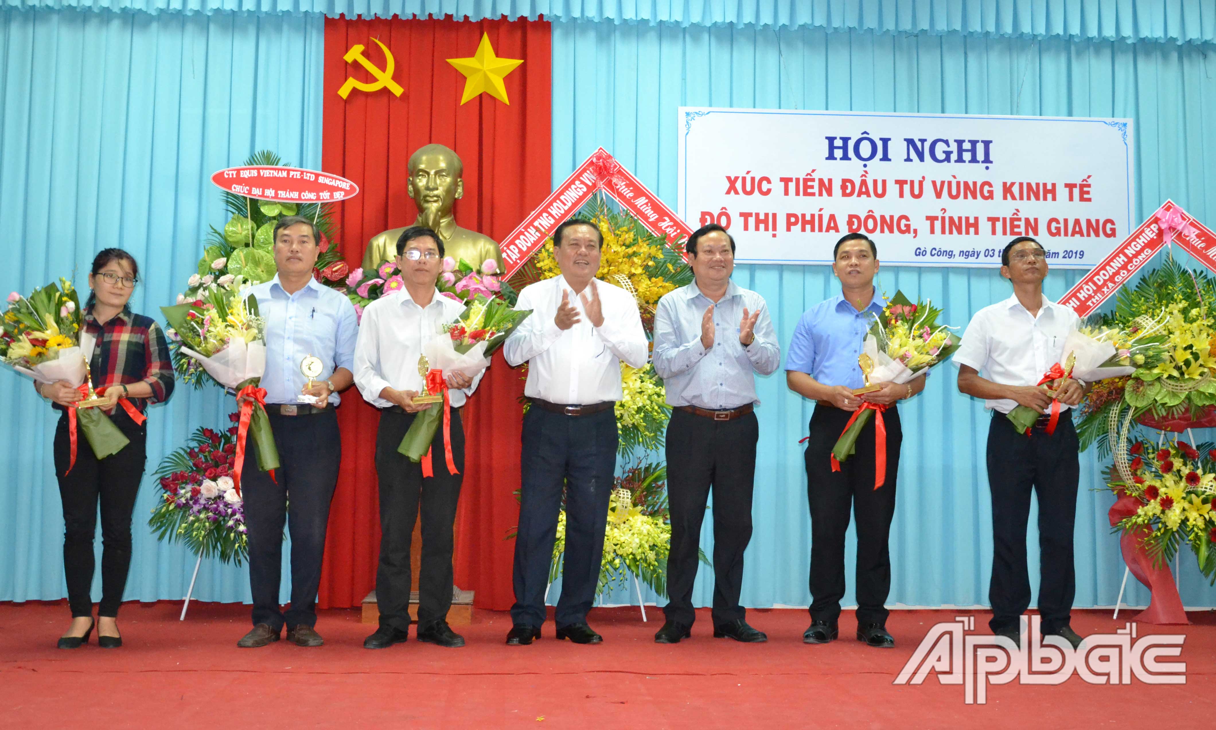  Đồng chí Lê Văn Nghĩa và đồng chí Nguyễn Hữu Lợi tặng hoa cho các nhà đầu tư đã đầu tư tại vùng phía Đông của tỉnh.