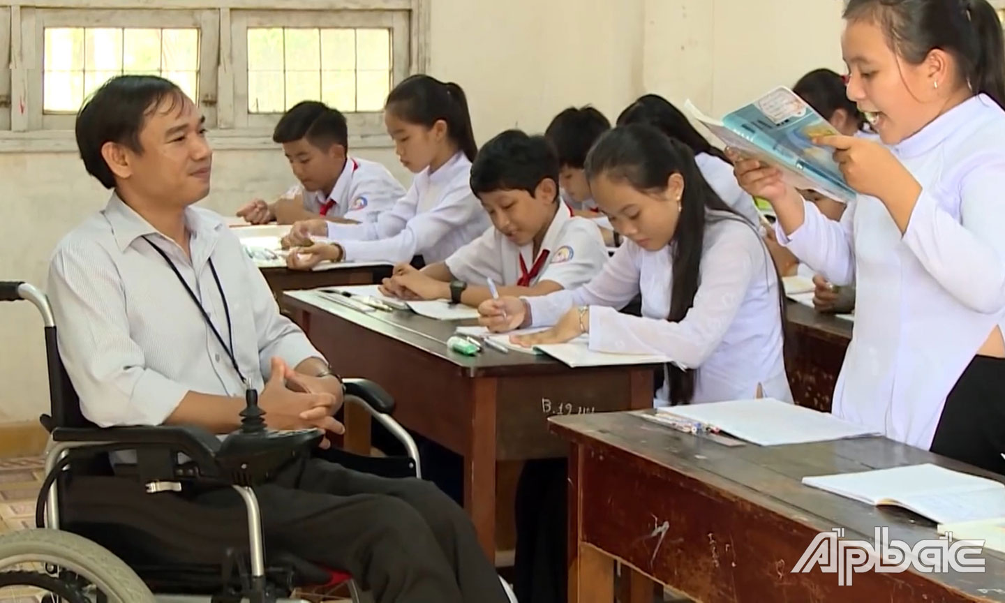 Thầy Thuận trong một giờ lên lớp sau tai nạn.