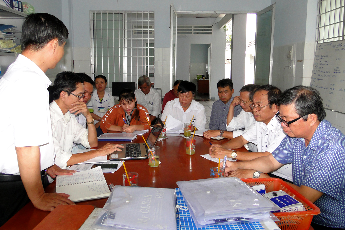 Quang cảnh đoàn làm việc tại Trạm Y tế Thân Cửu Nghĩa