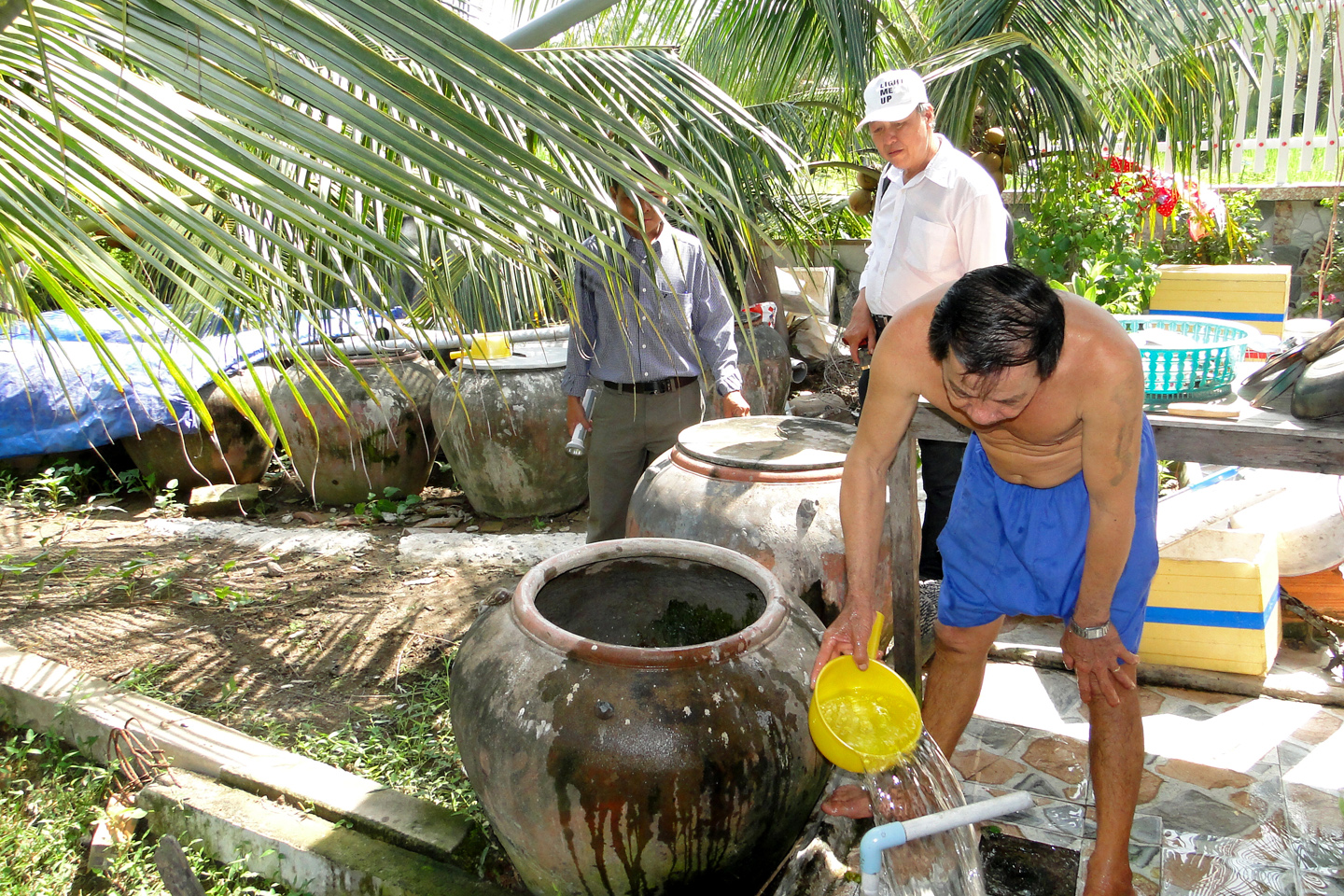 Kiểm tra chỉ số lăng quăng tại hộ gia đình ở ấp Thân Bình