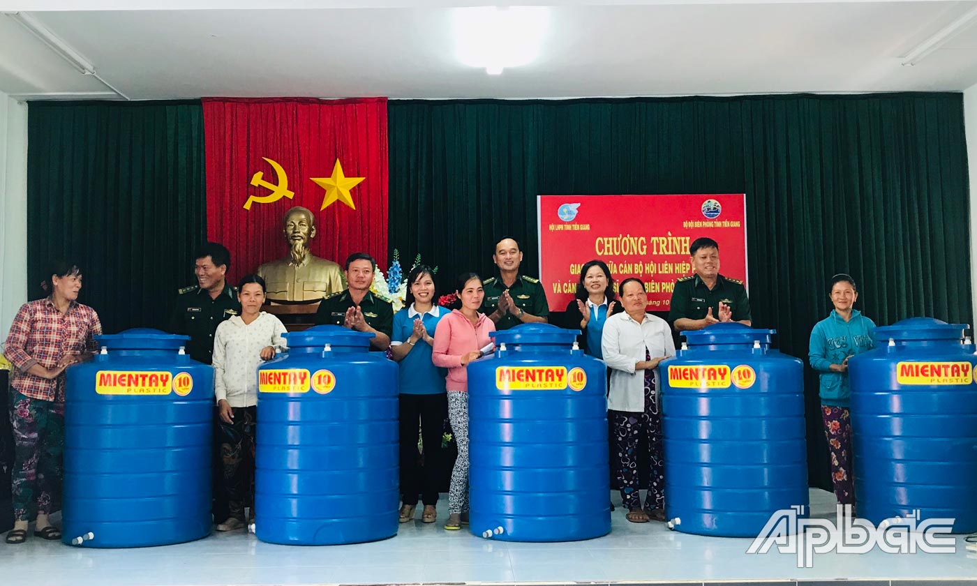 Trao bồn chứa nước cho chị em phụ nữ